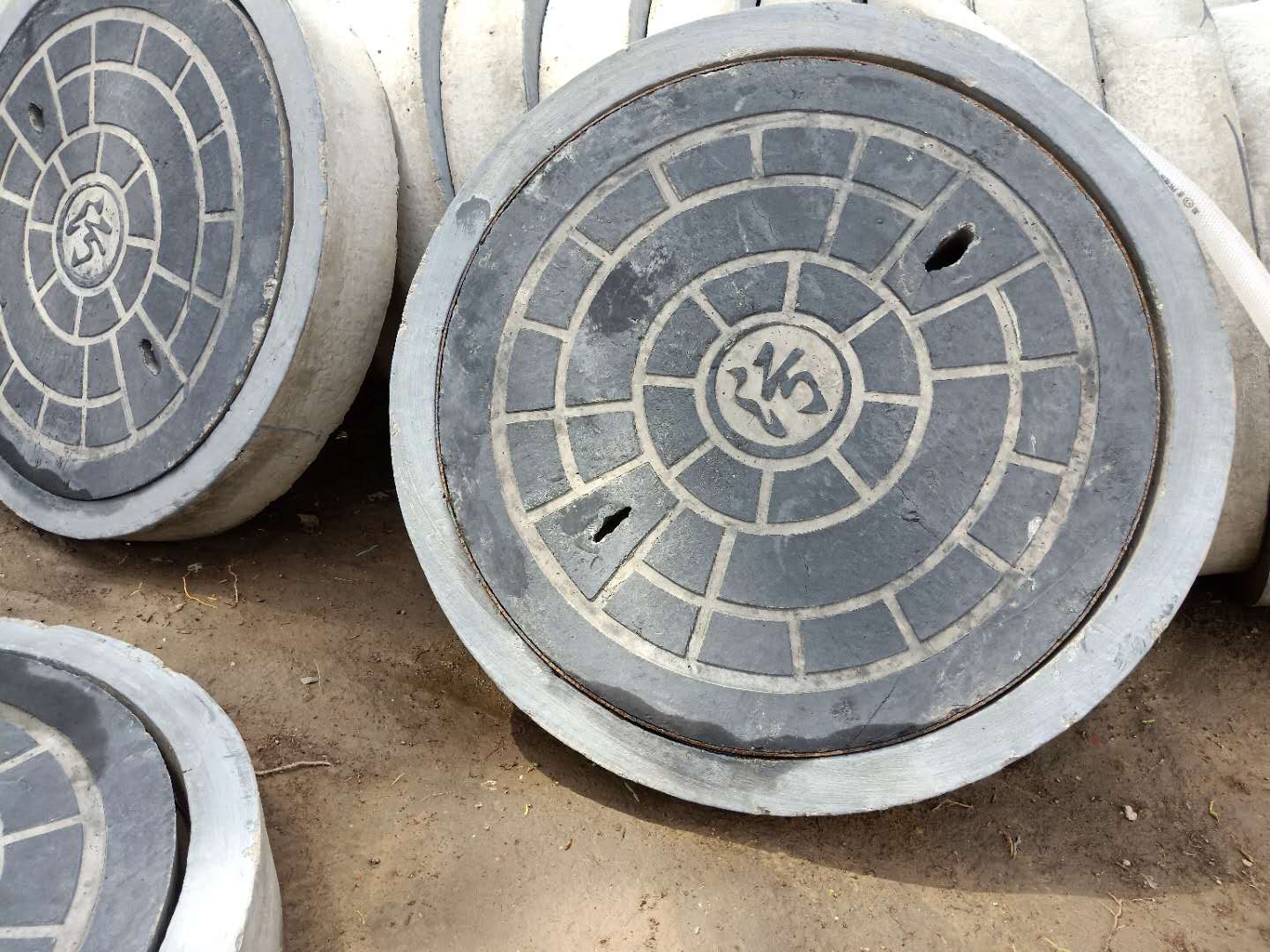 水泥井蓋和鑄鐵井蓋各自的優(yōu)缺點分析